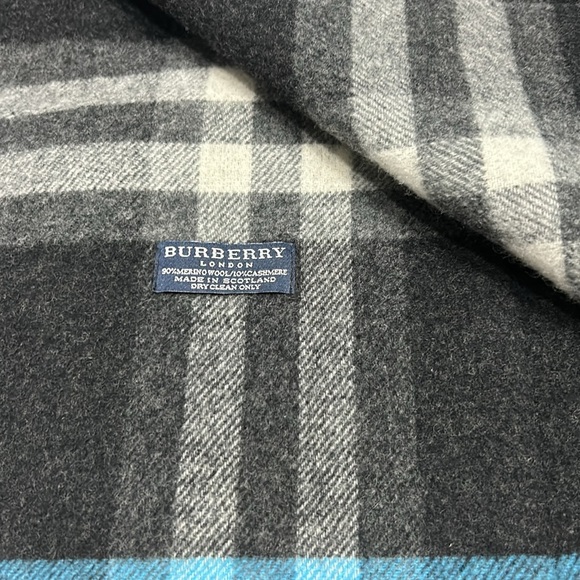 Burberry reversible shawl Black, Blue & White w pockets - Picture 3 of 6